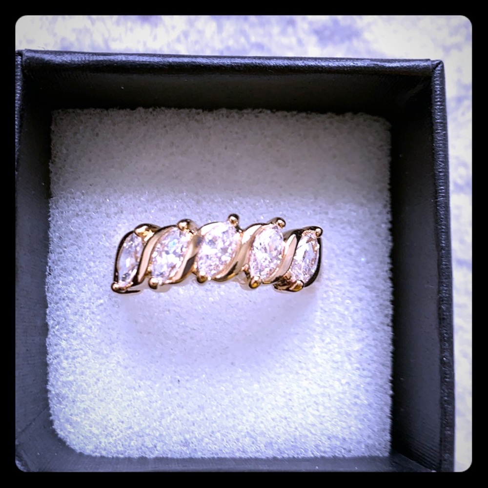 Gold studded ring